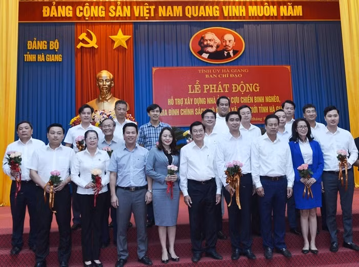 Đồng chí Trương Tấn Sang - nguyên Ủy viên Bộ Chính trị, nguyên Chủ tịch nước (hàng đầu thứ 4 từ phải sang), đồng chí Đặng Quốc Khánh - Ủy viên dự khuyết Ban chấp hành Trung ương Đảng, Bí thư Tỉnh ủy Hà Giang (hàng đầu thứ 4 từ trái sang) chụp ảnh kỷ niệm cùng các đơn vị tài trợ (đại diện Vietcombank đứng hàng 3 thứ 2 từ trái sang). Đồng chí Trương Tấn Sang - nguyên Ủy viên Bộ Chính trị, nguyên Chủ tịch nước (hàng đầu thứ 4 từ phải sang), đồng chí Đặng Quốc Khánh - Ủy viên dự khuyết Ban chấp hành Trung ương Đảng, Bí thư Tỉnh ủy Hà Giang (hàng đầu thứ 4 từ trái sang) chụp ảnh kỷ niệm cùng các đơn vị tài trợ (đại diện Vietcombank đứng hàng 3 thứ 2 từ trái sang).