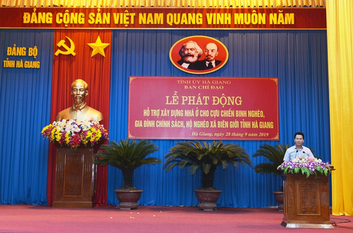 Đồng chí Đặng Quốc Khánh - Ủy viên dự khuyết Ban chấp hành Trung ương Đảng, Bí thư Tỉnh ủy Hà Giang phát biểu cảm ơn. Đồng chí Đặng Quốc Khánh - Ủy viên dự khuyết Ban chấp hành Trung ương Đảng, Bí thư Tỉnh ủy Hà Giang phát biểu cảm ơn.