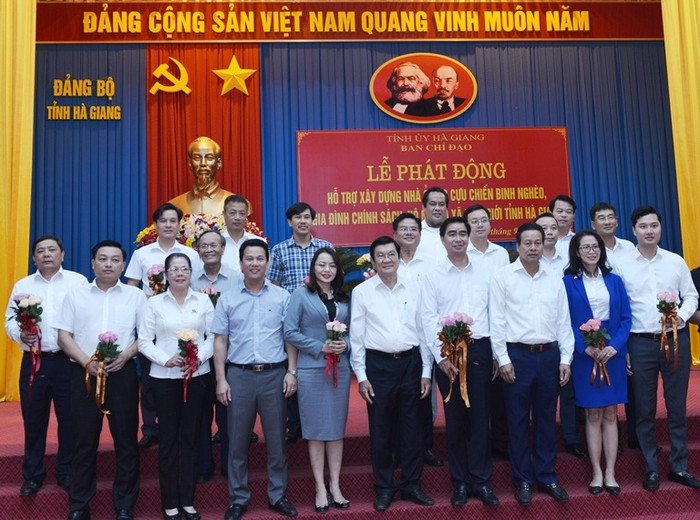 Đồng chí Trương Tấn Sang - nguyên Ủy viên Bộ Chính trị, nguyên Chủ tịch nước (hàng đầu thứ 4 từ phải sang), đồng chí Đặng Quốc Khánh - Ủy viên dự khuyết Ban chấp hành Trung ương Đảng, Bí thư Tỉnh ủy Hà Giang (hàng đầu thứ 4 từ trái sang) chụp ảnh kỷ niệm cùng các đơn vị tài trợ (đại diện Vietcombank đứng hàng 3 thứ 2 từ trái sang). Đồng chí Trương Tấn Sang - nguyên Ủy viên Bộ Chính trị, nguyên Chủ tịch nước (hàng đầu thứ 4 từ phải sang), đồng chí Đặng Quốc Khánh - Ủy viên dự khuyết Ban chấp hành Trung ương Đảng, Bí thư Tỉnh ủy Hà Giang (hàng đầu thứ 4 từ trái sang) chụp ảnh kỷ niệm cùng các đơn vị tài trợ (đại diện Vietcombank đứng hàng 3 thứ 2 từ trái sang).