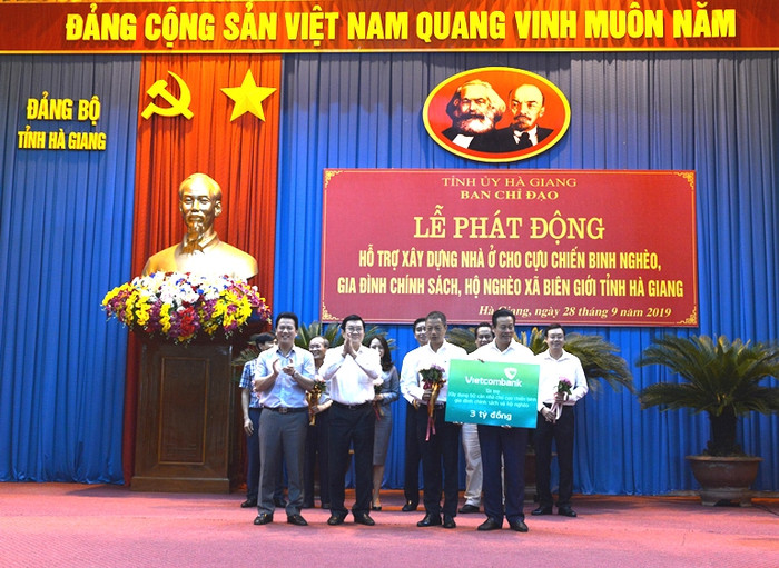 Đồng chí Đặng Quốc Khánh - Ủy viên dự khuyết Ban chấp hành Đảng, Bí thư Tỉnh ủy Hà Giang (thứ 2 từ trái sang) tặng hoa cảm ơn đồng chí Trương Tấn Sang - nguyên Ủy viên Bộ Chính trị, nguyên Chủ tịch nước (thứ 2 từ phải sang). Đồng chí Đặng Quốc Khánh - Ủy viên dự khuyết Ban chấp hành Đảng, Bí thư Tỉnh ủy Hà Giang (thứ 2 từ trái sang) tặng hoa cảm ơn đồng chí Trương Tấn Sang - nguyên Ủy viên Bộ Chính trị, nguyên Chủ tịch nước (thứ 2 từ phải sang).