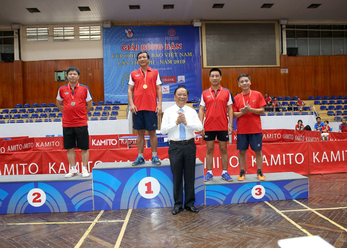 Đồng chí Mai Đức Lộc - Phó Chủ tịch Hội Nhà báo Việt Nam trao giải cho các vận động viên ở nội dung Đơn nam trên 45 tuổi và Giải Nhất đã thuộc về vận động viên Trương Văn Long của Liên Chi hội Nhà báo Đài Truyền hình Việt Nam.