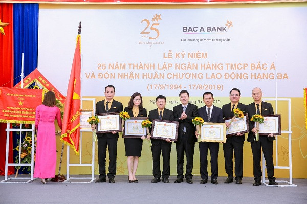 Ông Tạ Quốc Hùng – Vụ trưởng Vụ Thi đua khen thưởng Ngân hàng nhà nước thừa ủy quyền của Thống đốc Ngân hàng nhà nước trao tặng Bằng khen cho những tập thể và cá nhân xuất sắc của Ngân hàng Thương mại cổ phần Bắc Á. Ông Tạ Quốc Hùng – Vụ trưởng Vụ Thi đua khen thưởng Ngân hàng nhà nước thừa ủy quyền của Thống đốc Ngân hàng nhà nước trao tặng Bằng khen cho những tập thể và cá nhân xuất sắc của Ngân hàng Thương mại cổ phần Bắc Á.