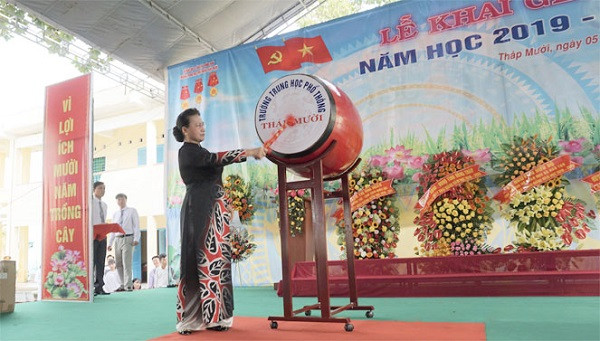 Chủ tịch Quốc hội Nguyễn Thị Kim Ngân đánh trống khai giảng năm học mới.