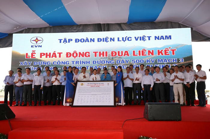 Các đơn vị ký kết giao ước thi đua hưởng ứng Nam phát động thi đua liên kết xây dựng công trình đường dây 500 kV mạch 3.