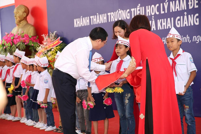 Phó Thủ tướng tặng quà cho học sinh có hoàn cảnh khó khăn nhưng có thành tích học tập tốt. Ảnh: VGP/Thành Chung. Phó Thủ tướng tặng quà cho học sinh có hoàn cảnh khó khăn nhưng có thành tích học tập tốt. Ảnh: VGP/Thành Chung.