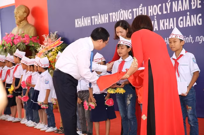 Phó Thủ tướng tặng quà cho học sinh có hoàn cảnh khó khăn nhưng có thành tích học tập tốt. Ảnh: VGP/Thành Chung.