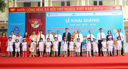 Phó Thủ tướng tặng mũ bảo hiểm cho các cháu học sinh lớp 1. Ảnh VGP/Lê Sơn. Phó Thủ tướng tặng mũ bảo hiểm cho các cháu học sinh lớp 1. Ảnh VGP/Lê Sơn.