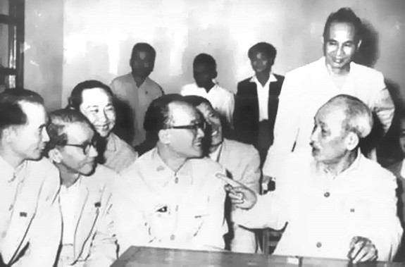 Quan điểm của Chủ tịch Hồ Chí Minh, dùng người tài không đúng, công việc sẽ không chạy, làm thui chột nhân tài và có hại cho Đảng. Trong ảnh: Bác Hồ trò chuyện với các trí thức / Ảnh tư liệu. Quan điểm của Chủ tịch Hồ Chí Minh, dùng người tài không đúng, công việc sẽ không chạy, làm thui chột nhân tài và có hại cho Đảng. Trong ảnh: Bác Hồ trò chuyện với các trí thức / Ảnh tư liệu.