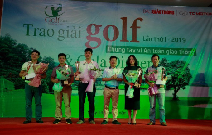Ban tổ chức trao giải kỹ thuật cho các golfer. Ban tổ chức trao giải kỹ thuật cho các golfer.