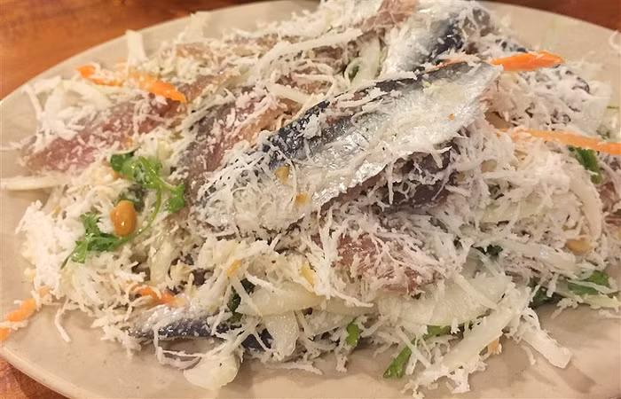 Món gỏi cá trích.