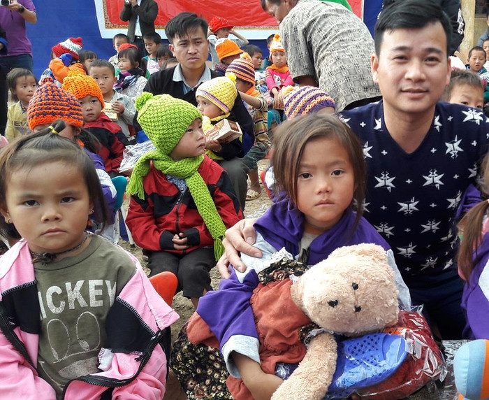 Thầy Phạm Văn Huy (áo tím than bên phải) Trường phổ thông Mường Kim (Lai Châu) Đảng viên trẻ làm theo lời Bác cấp Trung ương 2019. Ảnh : CT. Thầy Phạm Văn Huy (áo tím than bên phải) Trường phổ thông Mường Kim (Lai Châu) Đảng viên trẻ làm theo lời Bác cấp Trung ương 2019. Ảnh : CT.