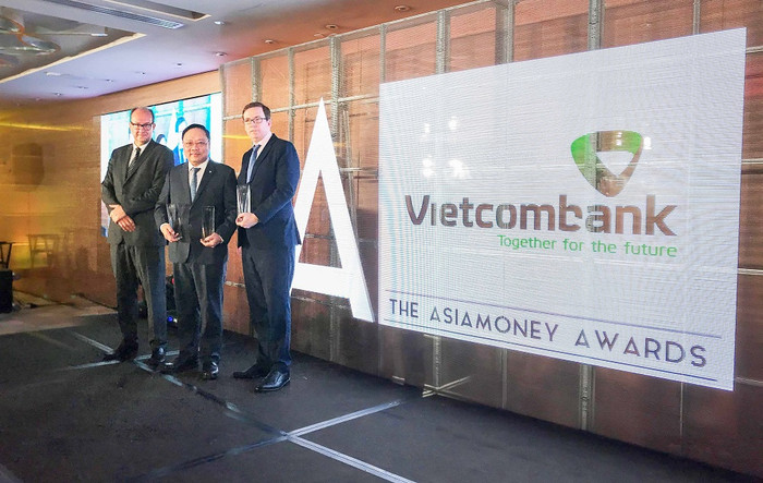 Đại diện Vietcombank, ông Phạm Anh Tuấn – Ủy viên Hội đồng quản trị (đứng giữa) nhận giải thưởng của Tạp chí Asiamoney. Đại diện Vietcombank, ông Phạm Anh Tuấn – Ủy viên Hội đồng quản trị (đứng giữa) nhận giải thưởng của Tạp chí Asiamoney.