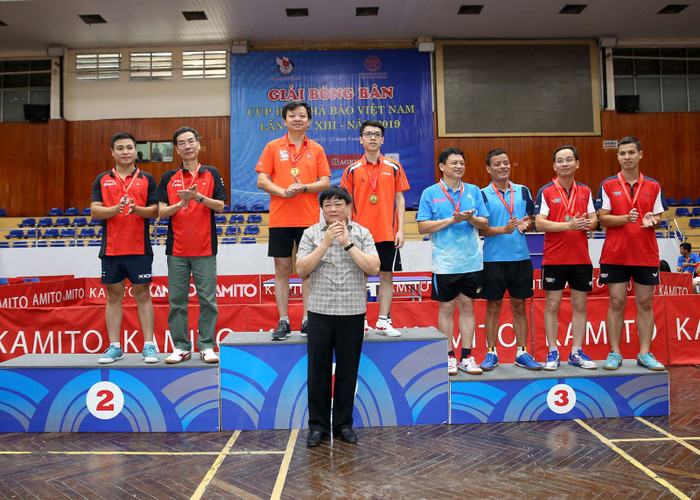 Đồng chí Nguyễn Thế Kỷ - Ủy viên Trung ương Đảng, Tổng giám đốc Đài Tiếng nói Việt Nam trao Giải Nhất của nội dung Đôi nam có lãnh đạo đã thuộc về vận động viên Phạm Văn Thành + vận động viên Vũ Huy Toản (Chi hội Nhà báo Báo Hưng Yên + Chi hội Nhà báo Báo Thái Nguyên).