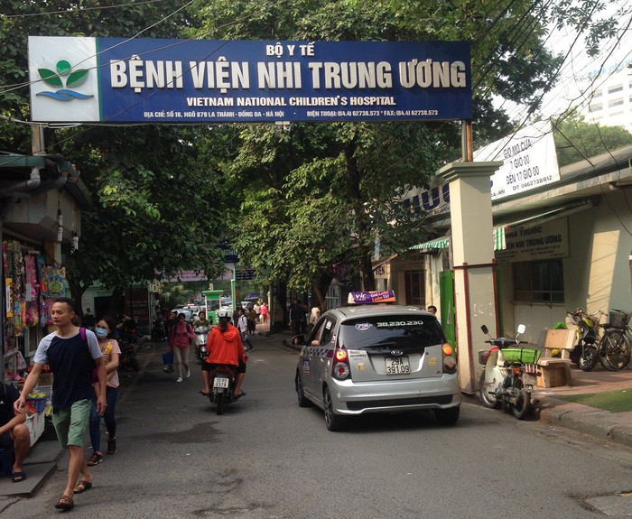 Sau 6 ngày điều trị tích cực sức khỏe bé trai Nguyễn Tấn L. (Bắc Ninh) bị bỏ quên trên xe ô tô đã hồi phục trở lại và được xuất viện. Ảnh: Công Tiến. Sau 6 ngày điều trị tích cực sức khỏe bé trai Nguyễn Tấn L. (Bắc Ninh) bị bỏ quên trên xe ô tô đã hồi phục trở lại và được xuất viện. Ảnh: Công Tiến.