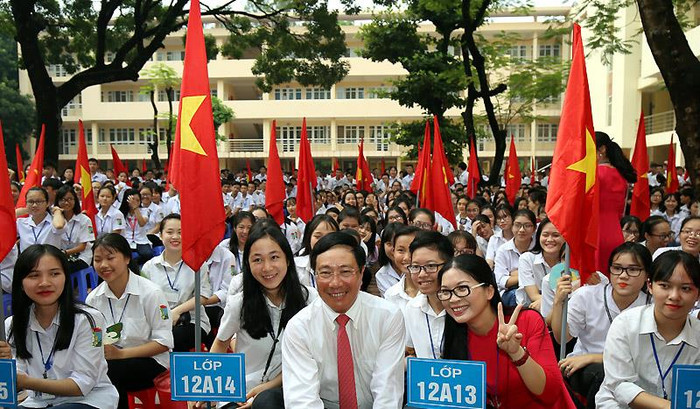 Phó Thủ tướng Phạm Bình Minh cùng các giáo viên, học sinh Trường THPT Lương Ngọc Quyến (TP. Thái Nguyên). Ảnh: VGP/Hải Minh. Phó Thủ tướng Phạm Bình Minh cùng các giáo viên, học sinh Trường THPT Lương Ngọc Quyến (TP. Thái Nguyên). Ảnh: VGP/Hải Minh.