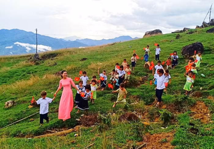 Những bước chân nhỏ bé nhưng rắn rỏi vượt mọi khó khăn đến trường.