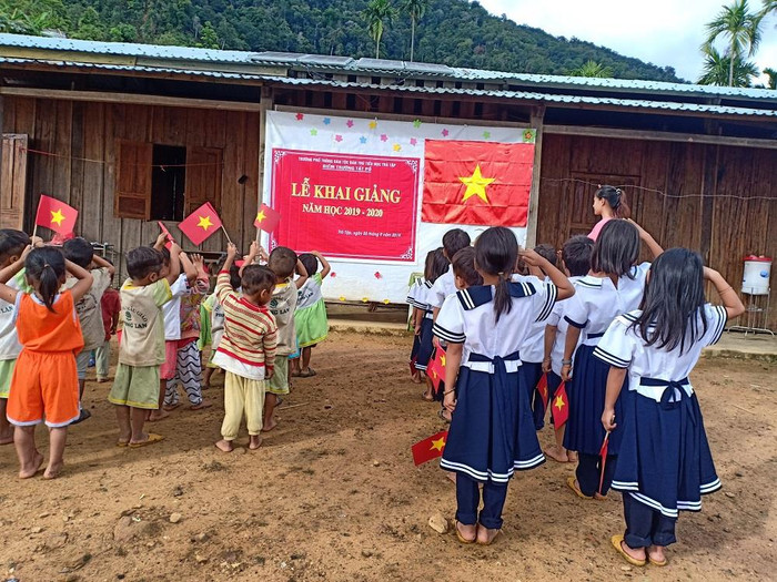Các em nhỏ háo hức đón lễ khai giảng tại điểm trường Tăk Pổ (Quảng Nam). Ảnh: Trà Thu.