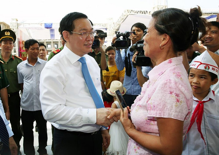 Phó Thủ tướng trò chuyện với cha mẹ học sinh Trường tiểu học Lý Nam Đế. Ảnh: VGP/Thành Chung. Phó Thủ tướng trò chuyện với cha mẹ học sinh Trường tiểu học Lý Nam Đế. Ảnh: VGP/Thành Chung.