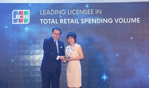 Bà Trần Thị Lan Anh – Trưởng phòng Phát hành – Trung tâm Thẻ Vietcombank nhận giải thưởng do đại diện Tổ chức thẻ quốc tế JCB trao tặng. Bà Trần Thị Lan Anh – Trưởng phòng Phát hành – Trung tâm Thẻ Vietcombank nhận giải thưởng do đại diện Tổ chức thẻ quốc tế JCB trao tặng.