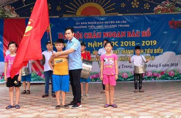 Thầy Bình (áo xanh) hướng dẫn cho học sinh nghi thức, nghi lễ đội (Ảnh: TB).