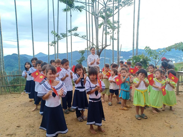 Nét hồn nhiên đáng yêu của các em nhỏ trong ngày khai giảng.