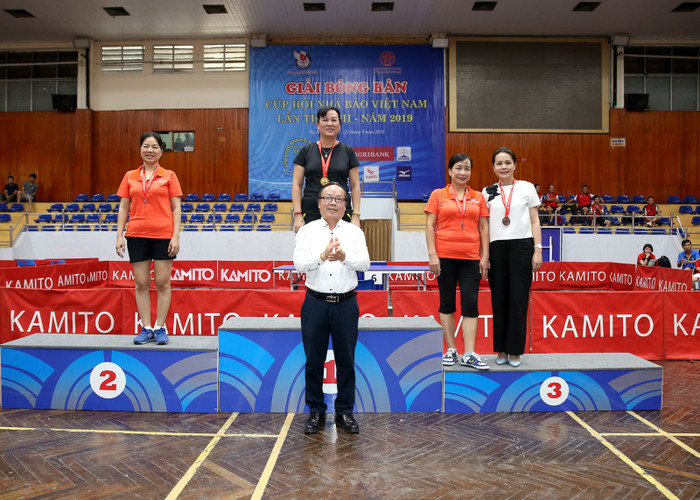 Ông Trần Gia Thái - Chủ tịch Liên đoàn Bóng bàn Việt Nam trao giải cho các vận động viên ở nội dung Đơn nữ trên 45 tuổi và Giải Nhất đã thuộc về vận động viên Nguyễn Thị Mai Hương của Liên Chi hội Nhà báo Đài Phát thanh - Truyền hình Hà Nội.