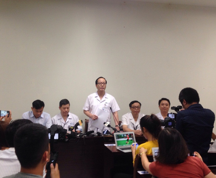 Bệnh viện Nhi Trung ương họp báo thông báo về tình hình sức khỏe cháu Nguyễn Tấn Lợi (3 tuổi) bị bỏ quên trên xe đưa đón. Ảnh: Công Tiến