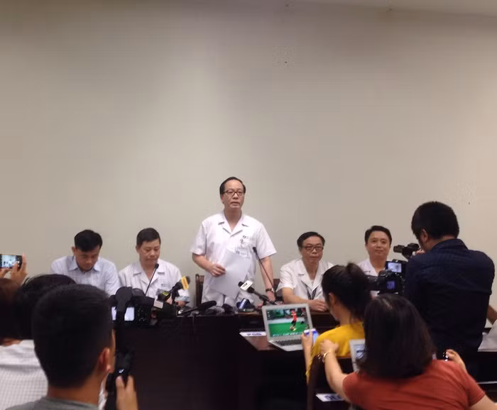 Bệnh viện Nhi Trung ương họp báo thông báo về tình hình sức khỏe cháu Nguyễn Tấn Lợi (3 tuổi) bị bỏ quên trên xe đưa đón. Ảnh: Công Tiến