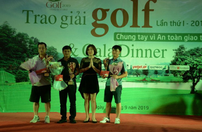 Ba golfer xếp thứ ba ở các bảng nhận cúp và phần thưởng từ Ban tổ chức. Ba golfer xếp thứ ba ở các bảng nhận cúp và phần thưởng từ Ban tổ chức.