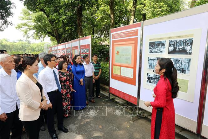Phó Thủ tướng Vũ Đức Đam cùng các đại biểu tham quan triển lãm. Ảnh: Danh Lam/TTXVN Phó Thủ tướng Vũ Đức Đam cùng các đại biểu tham quan triển lãm. Ảnh: Danh Lam/TTXVN