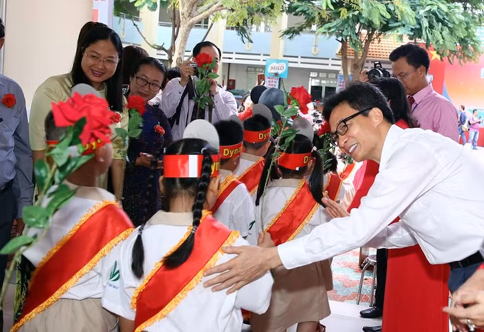 Phó Thủ tướng tham gia vào nghi thức đón học sinh lớp 1 - những thành viên mới nhất của Trương tiểu học Lê Văn Tám. Ảnh: VGP/Đình Nam