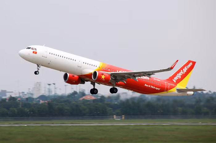 Do ảnh hưởng của bão Tapah, hãng hàng không Vietjet ngừng khai thác một số chuyến bay ngày 22/9.