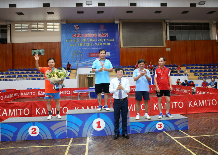 Đồng chí Hồ Quang Lợi - Phó Chủ tịch Trường trực Hội Nhà báo Việt Nam, Trưởng Ban Tổ chức Giải Bóng bàn Cúp Hội Nhà báo Việt Nam lần thứ XIII - năm 2019 trao giải cho các vận động viên ở nội dung Đơn nam lãnh đạo và giải Nhất thuộc về vận động viên Bùi Văn Tưởng Chi hội Nhà báo Báo Hòa Bình.