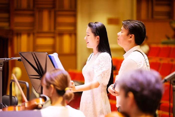 Nhạc sĩ Trần Mạnh Hùng theo sát các buổi tập luyện cùng ca sĩ Nguyễn Thùy Dung.