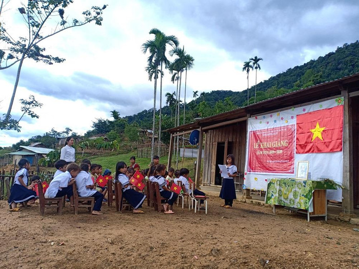 Học sinh điểm trường Tăk Pổ phát biểu cảm nghĩ trong buổi lễ khai giảng. Ảnh: Trà Thu.