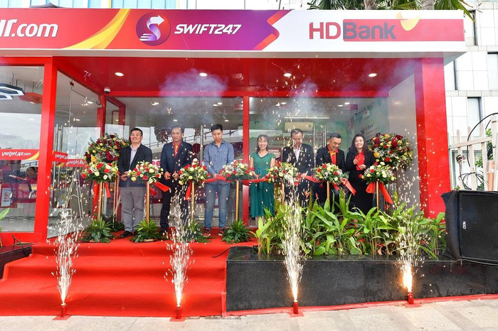 Phòng véVietjet và điểm giao nhận hàng hoá chuyển phát nhanh Swift 247, HDBank ra mắt Khu vực Ngân hàng số 24/7. Phòng véVietjet và điểm giao nhận hàng hoá chuyển phát nhanh Swift 247, HDBank ra mắt Khu vực Ngân hàng số 24/7.