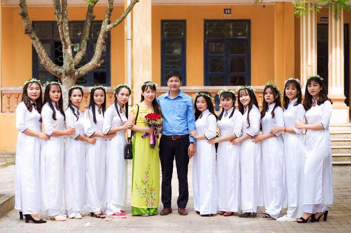 Thầy Quỳnh (áo xanh) luôn được nhiều thế hệ học sinh dành tình cảm yêu mến, kính trọng (Ảnh: TQ). Thầy Quỳnh (áo xanh) luôn được nhiều thế hệ học sinh dành tình cảm yêu mến, kính trọng (Ảnh: TQ).