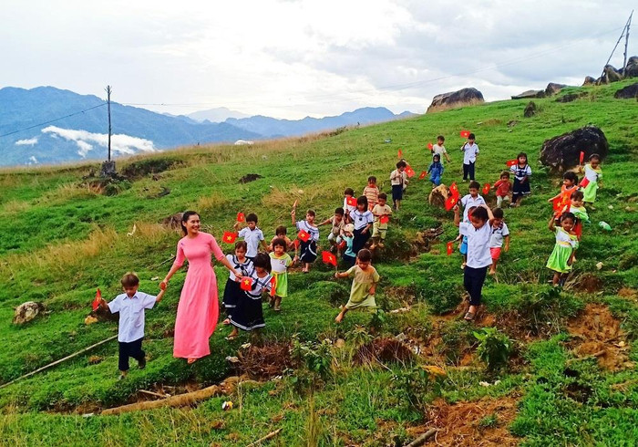 Những bước chân nhỏ bé nhưng rắn rỏi vượt mọi khó khăn đến trường.