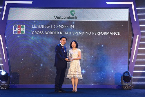 Bà Trần Thị Hạnh – Phó Giám đốc Trung tâm Thẻ Vietcombank nhận giải thưởng do đại diện Tổ chức thẻ quốc tế JCB trao tặng. Bà Trần Thị Hạnh – Phó Giám đốc Trung tâm Thẻ Vietcombank nhận giải thưởng do đại diện Tổ chức thẻ quốc tế JCB trao tặng.