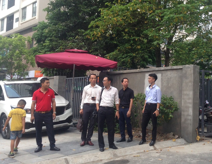 Bố cháu L.H.L (áo đen) cũng có mặt tại buổi thực nghiệm lần 2 đối với tài xế Phiến cùng các luật sư. Ảnh: Công Tiến. Bố cháu L.H.L (áo đen) cũng có mặt tại buổi thực nghiệm lần 2 đối với tài xế Phiến cùng các luật sư. Ảnh: Công Tiến.