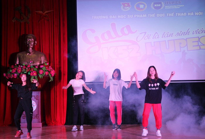 Đêm Gala “Tôi là tân sinh viên K52 HUPES” có rất nhiều tiết mục văn nghệ hay từ các bạn sinh viên. Ảnh: TT.