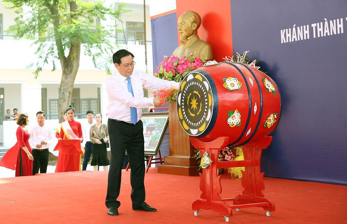 Phó Thủ tướng Vương Đình Huệ đánh trống khai giảng năm học mới tại Trường tiểu học Lý Nam Đế. Ảnh: VGP/Thành Chung. Phó Thủ tướng Vương Đình Huệ đánh trống khai giảng năm học mới tại Trường tiểu học Lý Nam Đế. Ảnh: VGP/Thành Chung.