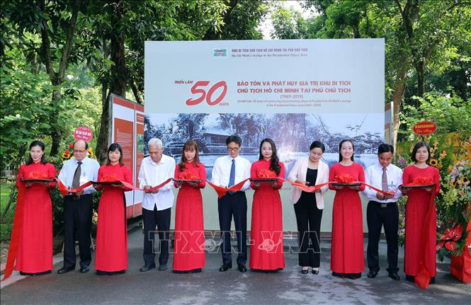 Các đại biểu cắt băng khai mạc triển lãm ảnh. Ảnh: Danh Lam/TTXVN Các đại biểu cắt băng khai mạc triển lãm ảnh. Ảnh: Danh Lam/TTXVN