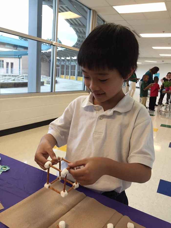 Trẻ được học Toán với kẹo nhằm tăng sự hứng thú đối với môn học (Ảnh: tác giả cung cấp).