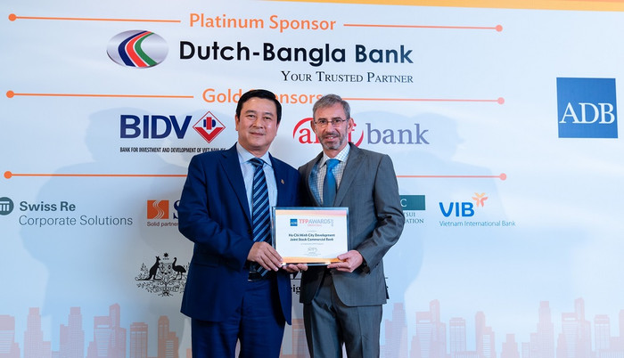 Đại diện ngân hàng HDBank nhận giải “Green Deal Award". Đại diện ngân hàng HDBank nhận giải “Green Deal Award".