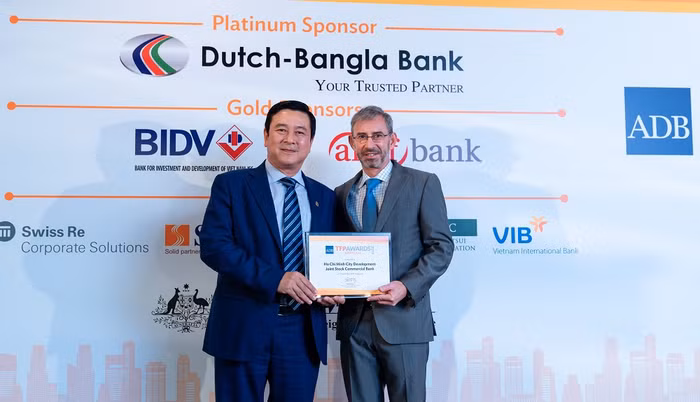 Đại diện ngân hàng HDBank nhận giải “Green Deal Award".