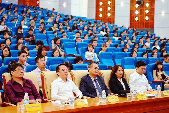 Buổi phát động cuộc thi đã thu hút sự ủng hộ của các Bộ, Ngành và các trường đại học lớn và hơn 700 sinh viên tham dự. Ảnh: Công Tiến