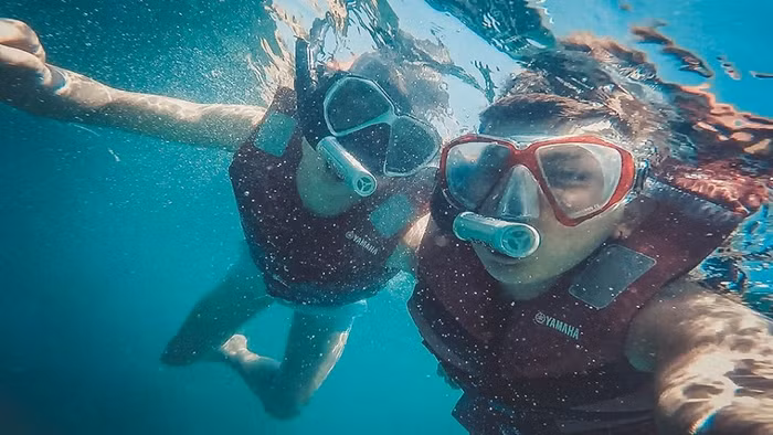 Du khách thỏa sức chơi các trò chơi dưới biển ở Nam Phú Quốc.