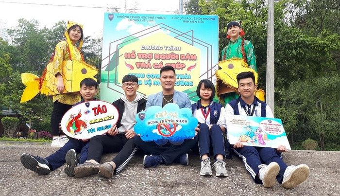 Thầy Nghị (ngồi giữa) cùng các em học sinh trong Chương trình Hỗ trợ nhân dân thả cá Chép - Thu gom rác thải bảo vệ môi trường, bảo vệ dòng sông Nậm Rốm lịch sử. Ảnh: NVCC Thầy Nghị (ngồi giữa) cùng các em học sinh trong Chương trình Hỗ trợ nhân dân thả cá Chép - Thu gom rác thải bảo vệ môi trường, bảo vệ dòng sông Nậm Rốm lịch sử. Ảnh: NVCC