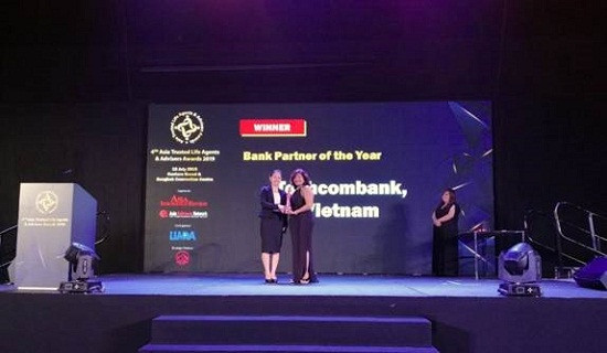 Ngân hàng Techcombank vừa được trao tặng giải thưởng “Dịch vụ Bảo hiểm ngân hàng tốt nhất”. Ngân hàng Techcombank vừa được trao tặng giải thưởng “Dịch vụ Bảo hiểm ngân hàng tốt nhất”.
